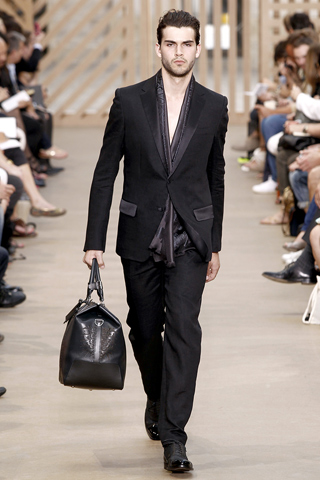 Louis Vuitton / - 2011